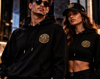 Pareja con sudaderas y gorra FamilyShooters